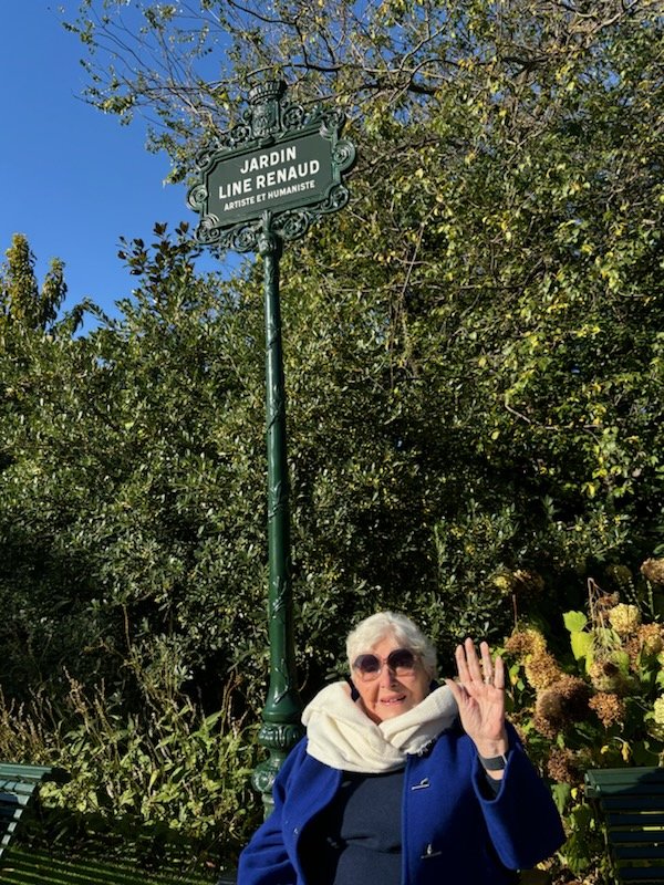linerenaud's tweet photo. Quel bonheur ce soleil d’automne sur ce jardin qui porte mon nom ! Je n’en reviens toujours pas ! C’est à deux pas des Champs-Elysées, pourtant ici tout est calme et volupté. Venez respirer cette chlorophylle au coeur de la ville, nous en avons tant besoin ! Je vous embrasse 😘 https://t.co/VE8ltgwbyz