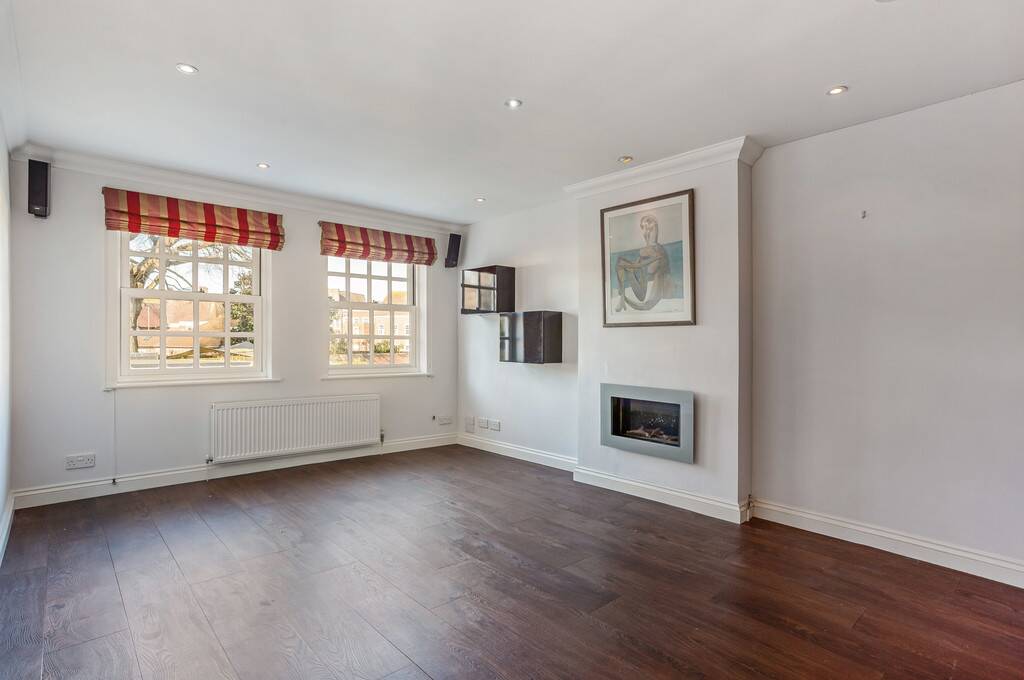 Set in the heart of #Chichester, this exclusive five-bedroom, four-bathroom #property is available #torent, complete with three secure parking spaces and a garage. ⭐️ #rentalproperty #lettings #todanstee todanstee.com/cgi-bin/proper…