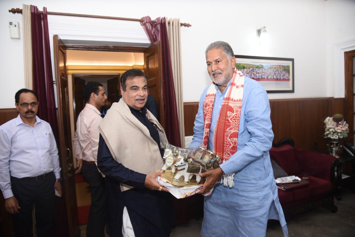 rbsharmabjp's tweet photo. आज केंद्रीय सड़क, परिवहन और राजमार्ग मंत्री आदरणीय श्री @nitin_gadkari जी के दिल्ली निवास पर शिष्टाचार भेंट कर दीपावली पर्व की शुभकामनाएं दी।

@BJP4India @BJP4Haryana https://t.co/AejQUBuoUV