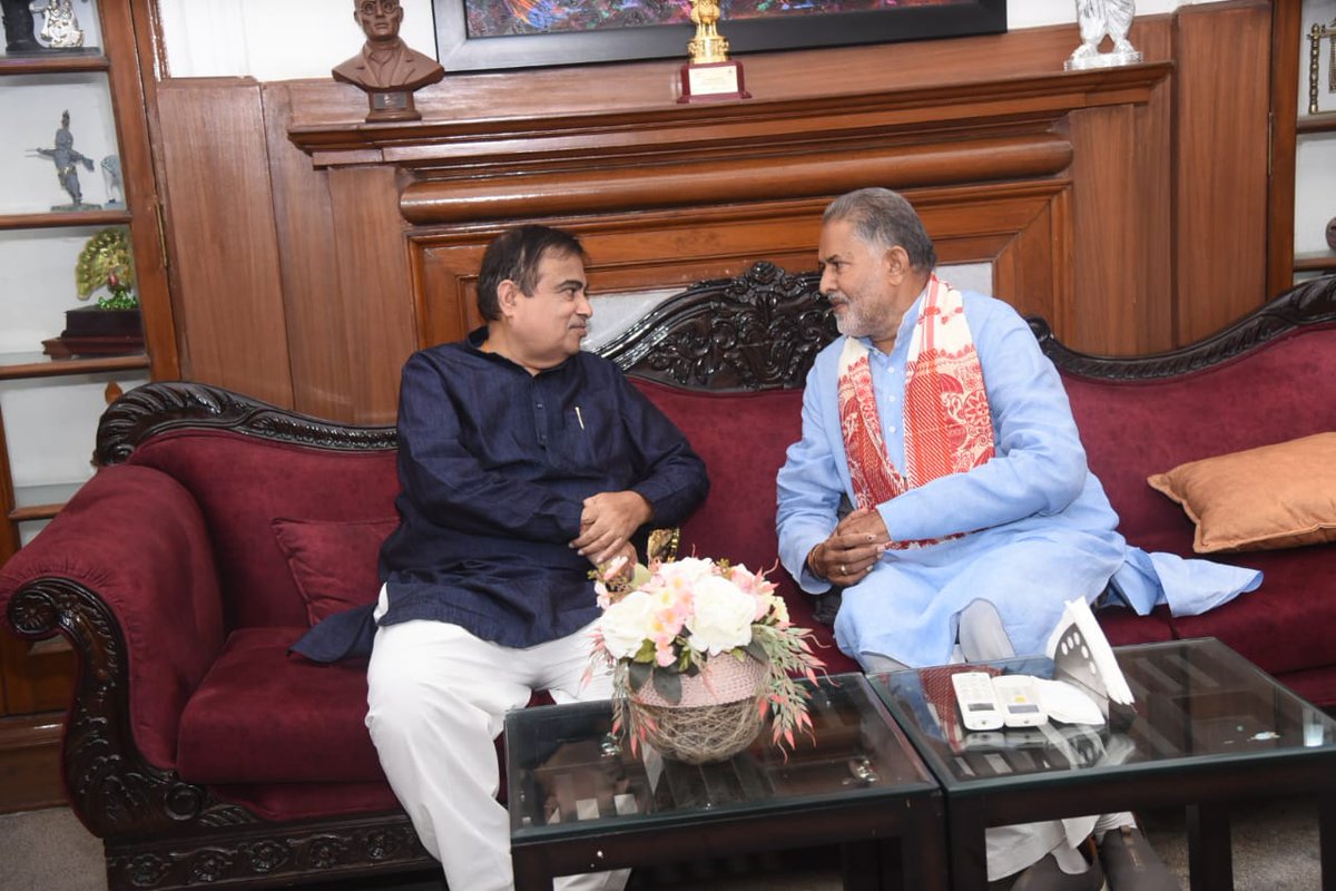rbsharmabjp's tweet photo. आज केंद्रीय सड़क, परिवहन और राजमार्ग मंत्री आदरणीय श्री @nitin_gadkari जी के दिल्ली निवास पर शिष्टाचार भेंट कर दीपावली पर्व की शुभकामनाएं दी।

@BJP4India @BJP4Haryana https://t.co/AejQUBuoUV