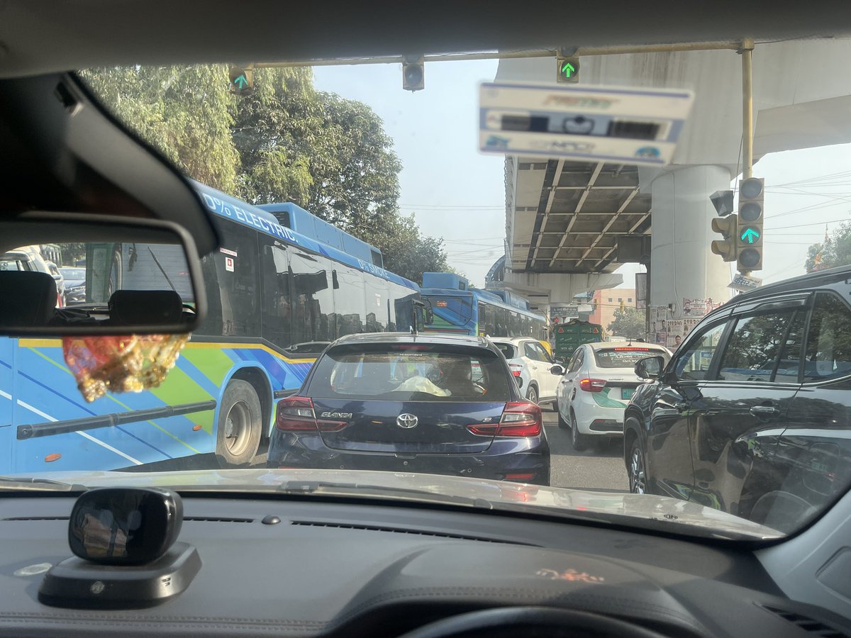 LalaSaab03's tweet photo. There will always be heavy traffic jams if even the Delhi government buses keep on driving like this. They have just taken a furtherest right lane from the very left lane, not just 1 but two buses. 

#delhitransport @DelhiTrafficPol @DelhiGovDigital @AAPDelhi @AtishiAAP https://t.co/MdLQh5RKsm