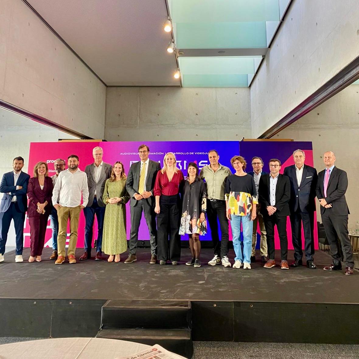DiarideGirona's tweet photo. @proexca @DDarnes @abylight @GD_Consult @LimmatFilms @marti_saballs @PateProductores @tomavision @Bwater_Studios 📸 Foto de família per acomiadar la jornada.

#InvierteenCanarias #CanaryIslandsHub https://t.co/tYLVMGm9T6