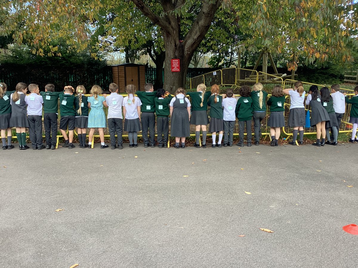 StAndrewsCESch's tweet photo. In our @HeartSmartSch lesson yesterday, Year 3 were thinking about how important it is to 'Guard our Hearts' to keep ourselves safe and strong, then we had fun outside trying to keep our post-it hearts safe on our backs! 💙❤️💚 https://t.co/qftAduyqzJ