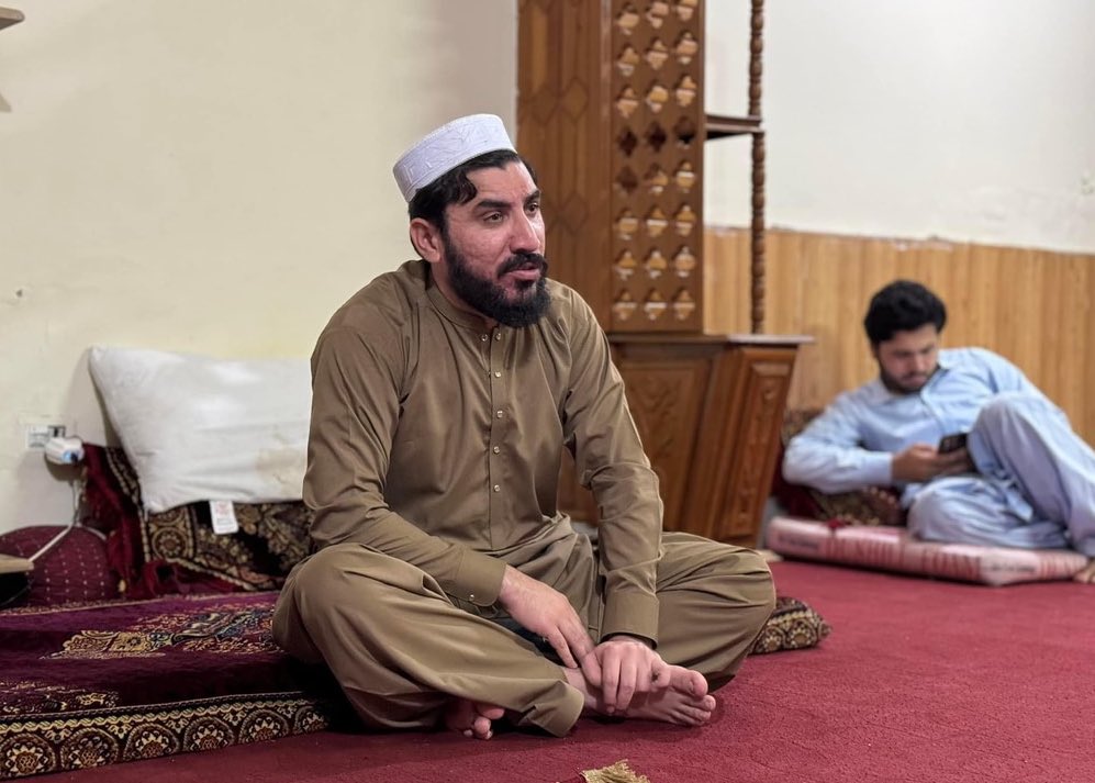 سره د بغاوت جانانه ارتې تڼۍ ګرځې
تعجب نه دی په دا دومره رقیبانو کې ژوندون