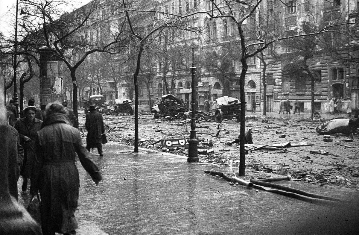 BogataTimar's tweet photo. The brutal crushing of the revolution took place 4-11 Nov. The rebels were hoping for Western aid until the very last moments, but it never came. Alone, they stood no change against the massive Red Army.
Of course the international community was very sorry. https://t.co/DJ1pjsMNuJ