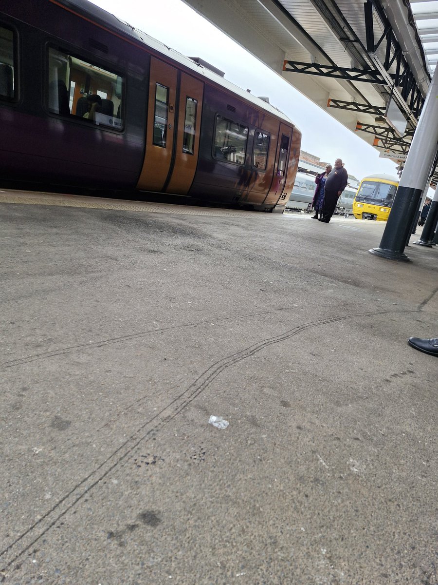 ClicksNbangs's tweet photo. @networkrail Can network rail actually spend some money fixing the barely fit for purpose rail system, it's beyond a joke, tragic accident last night and only this morn a second train arrives on a platform due to signalling issues! https://t.co/HcdpfV8ONu