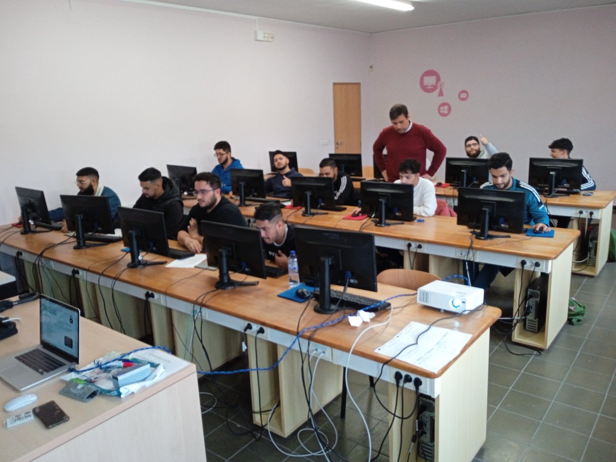 gitanos_org_CYL's tweet photo. 🌳👷Los chicos del #ProgramaTandém de "Mantenimiento y ajardinado de zonas verdes" de #Valladolid realizando exámenes de competencias básicas.
#nextgeneratioeu @empleo_SEPE @P_Recuperacion https://t.co/HtcGzG4lH8
