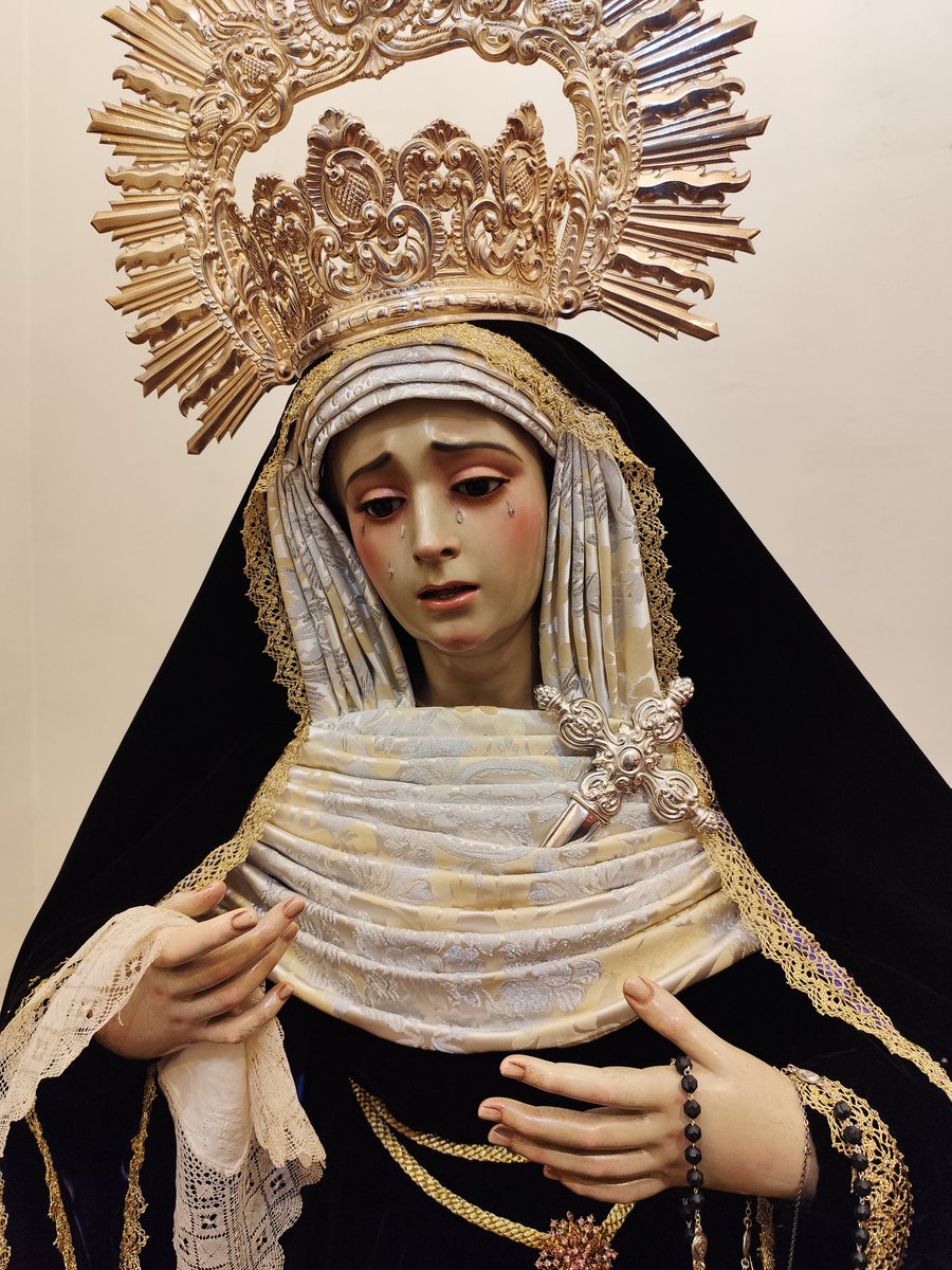 HermandadLoreto's tweet photo. Nuestra Señora de Loreto ya se encuentra ataviada de nuevo en su altar, para el próximo mes de Noviembre. https://t.co/1BYSCAjxmN