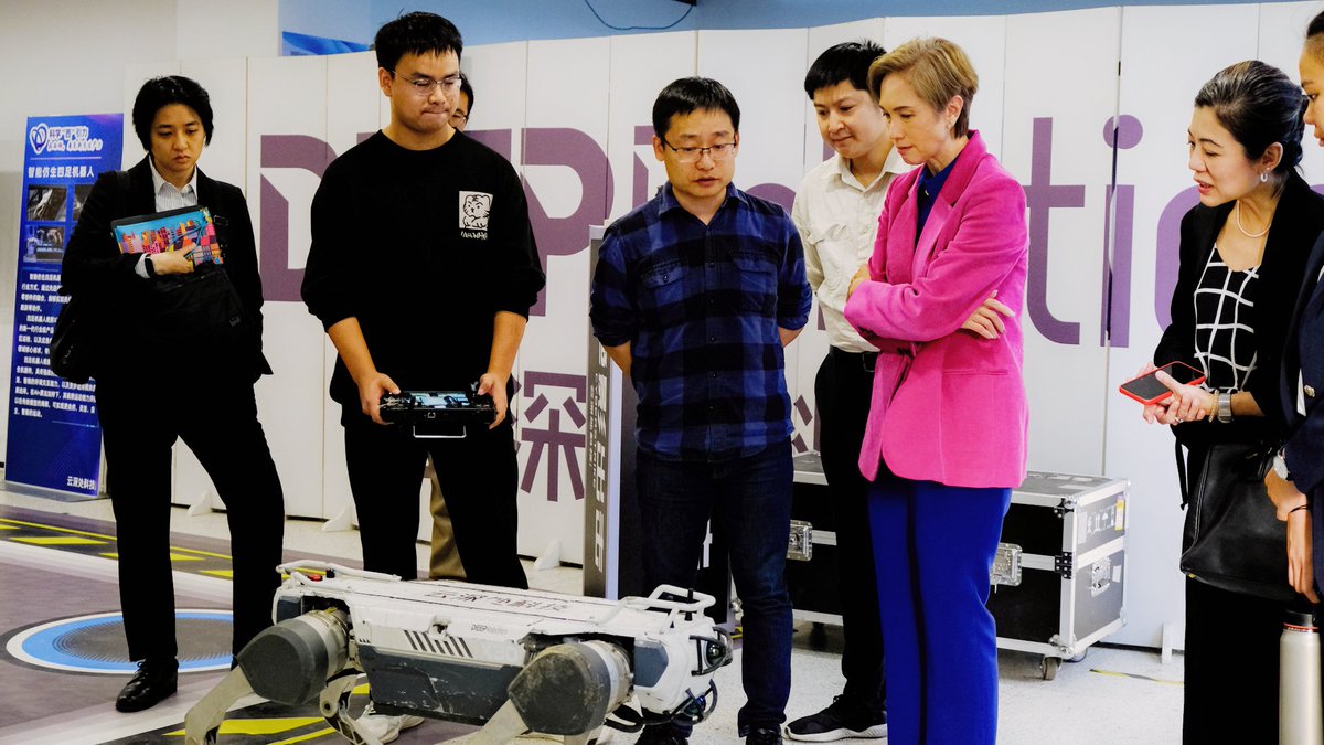 DeepRobotics_CN's tweet image. We were honored to welcome @joteo_ylm Josephine Teo, Minister for Digital Development and Information of Singapore, along with officials from various Singaporean government departments, to #DEEPRobotics.   

Li Chao, Co-Founder and CTO of DEEP Robotics, and Xiong Junjie, Overseas…