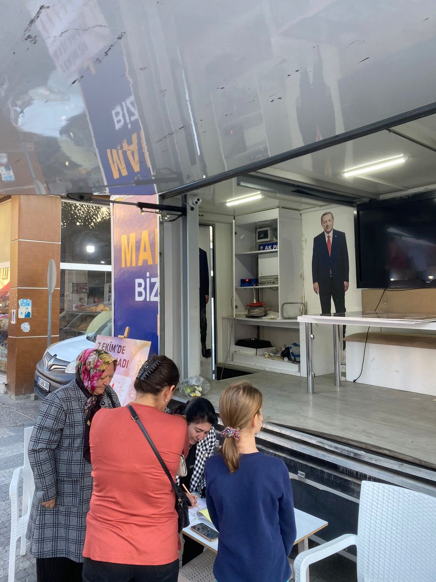 Kadın kolları ve gençlik kollarımız sahada sizlerle buluşmak için bekliyor. 
Tüm halkımızı standımızı ziyarete bekliyoruz. 
İlk günkü aşkla💡