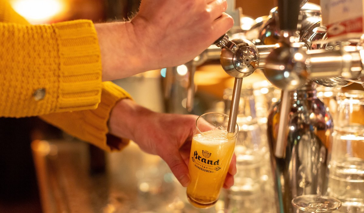 De bruine kroeg verdwijnt mede door veranderende leefstijl en hogere leeftijdsgrens om te drinken tubantia.nl/binnenland/de-… Er zijn nu nog ‘maar’ 8000 cafés over, het laagste aantal sinds 2007.