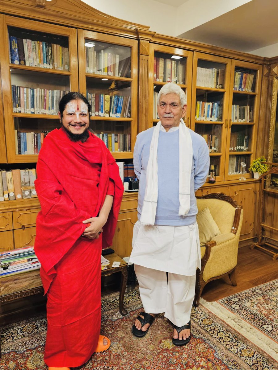 PriyamSwami's tweet photo. जम्मू कश्मीर के माननीय उपराज्यपाल श्री मनोज सिन्हा जी से श्रीनगर राजभवन में औपचारिक मुलाक़ात किया। 
@OfficeOfLGJandK https://t.co/yiAqjKxQBa