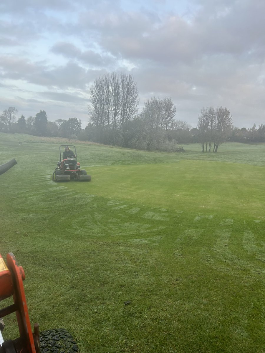 Great start to the day <a href="/LinkGolfUK_/">Link Golf UK</a> team cutting greens and blowing the leaves out &amp; raking bunkers! 🍂⛳️🔥 

#stanleypark #autumn #blackpool #golfcourse