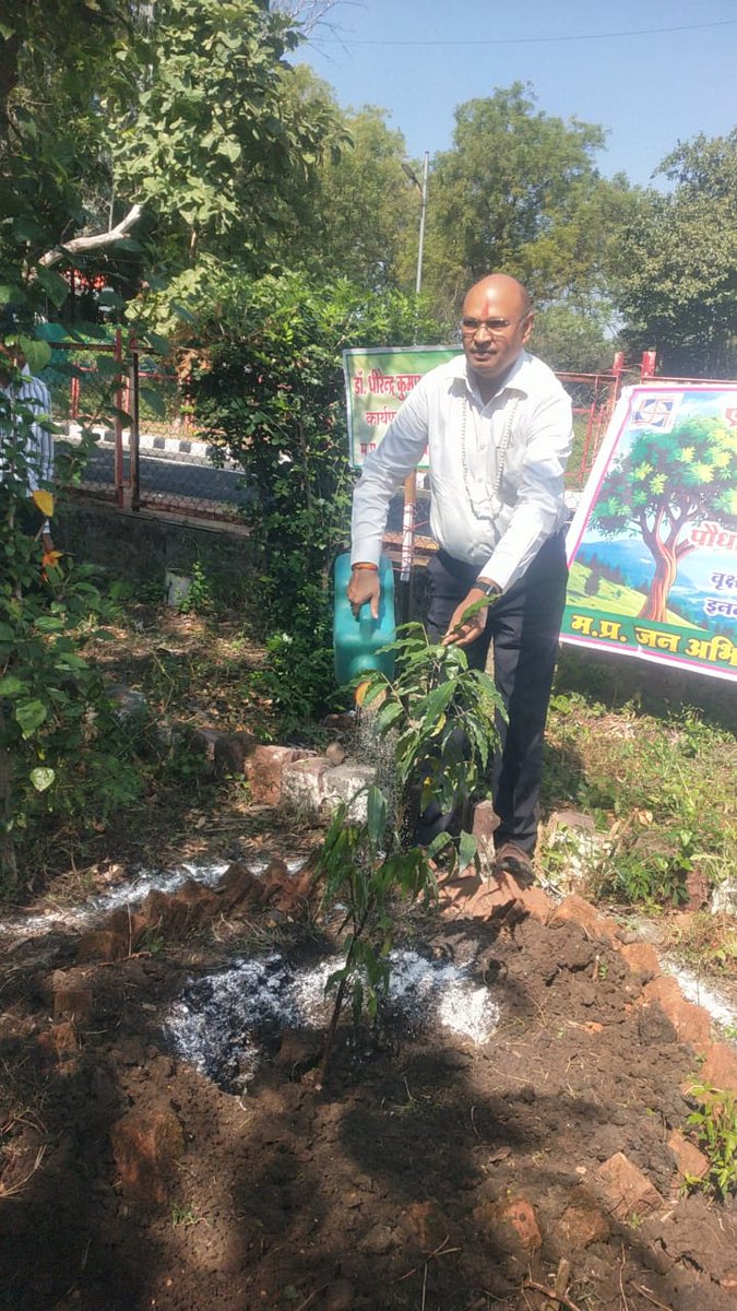 MP_JanAbhiyan's tweet photo. #सागर प्रवास के दौरान सर्किट हाऊस परिसर में #MPJAP के #VC @mohanjinagar, #ED  @Dr_DKPandey द्वारा पौधा रोपण किया। इस अवसर पर निदेशक सेल, ZC, DC, BC सहित स्वैच्छिक संगठनों के प्रतिनिधि व सामाजिक कार्यकर्ता उपस्थित रहे। @DrMohanYadav51
@CMMadhyaPradesh
@JagdishDevdaBJP
@deptpesmp https://t.co/FJrGS8o7i1