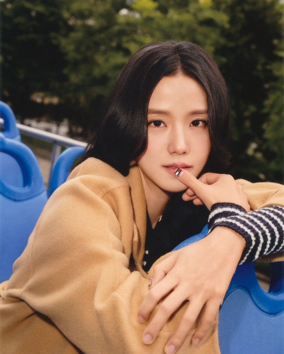 JISOO が魅せるアメリカンクラシックな秋のルック。 新しい季節の装い