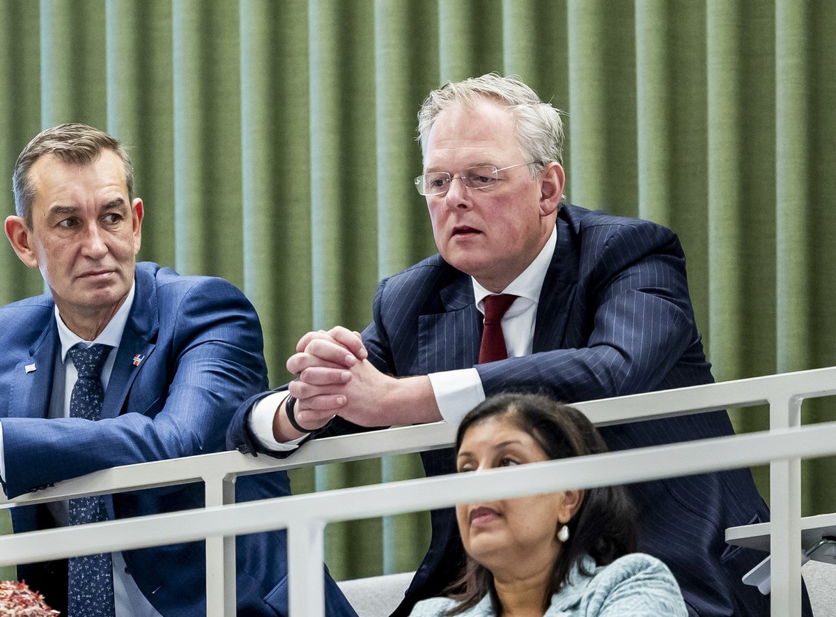 Confrontatie dreigt met Eerste Kamer over btw-verhoging: ‘U beseft toch dat u ons nodig heeft?’ ad.nl/politiek/confr… Eind november stemt de Eerste Kamer pas over de plannen, dus er is nog tijd. Idsinga lijkt vooral te hópen dat zijn kabinet niet in de wielen wordt gereden.