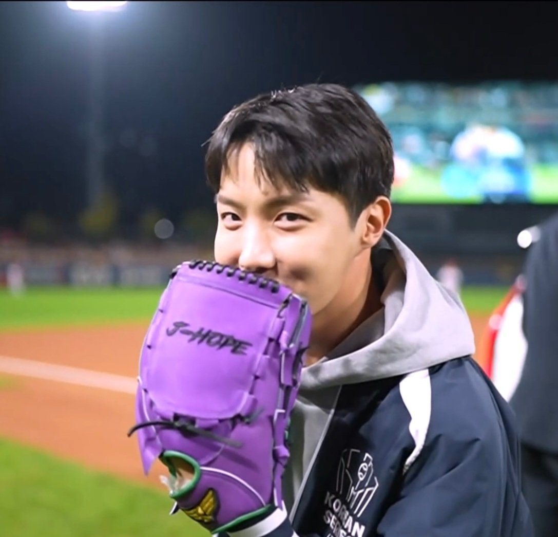 hopebee94's tweet photo. 쨔호 잘했다⚾️👏👏👏
보라색 글러브💜스타일두 귀여워

#제이홉_KIA넣고_시동걸어
#jhopeFirstPitch
#jhopeAtKoreaSeries
#jhopeOpeningPitch
J-HOPE AT KOREA SERIES 2024
J-HOPE X KIA TIGERS https://t.co/Fw3wBlS7SH