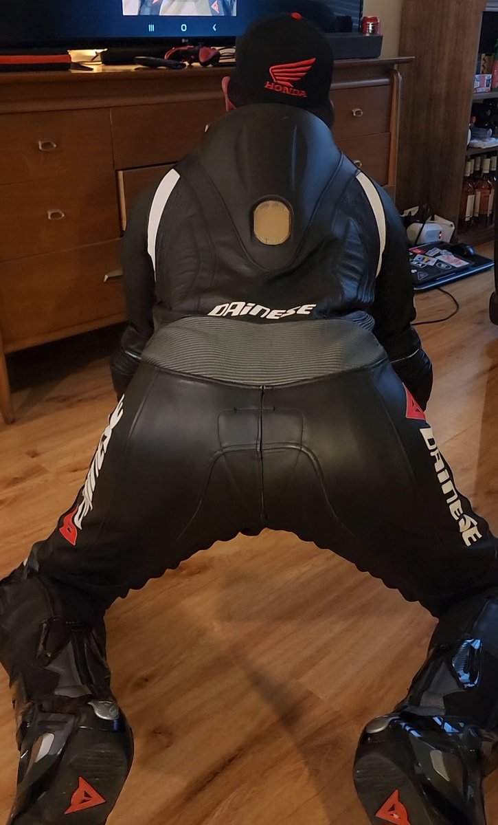HUMP DAY! Let's see all your humps! 
(This suit is just begging for a rear zip)
#bikerfetish #biker #leatherbiker #gearbiker #gaybiker #dainesefetish #rubberbiker #gearfetish #dainese