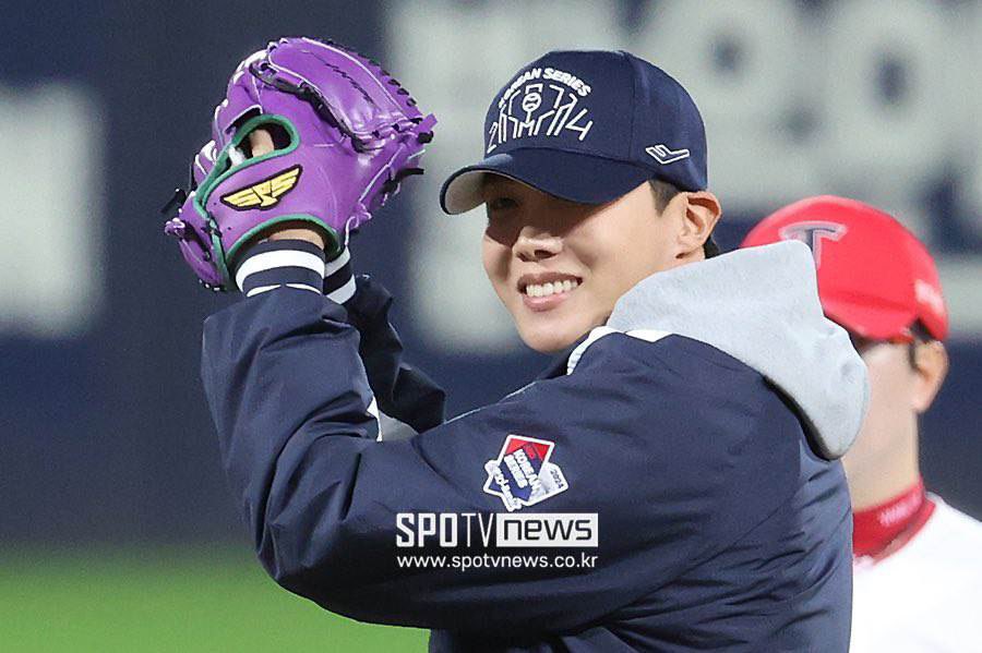 minpiku_'s tweet photo. J-HOPE AS KIA FIRST PITCHER
#jhopeKIAPitcher
#jhopeOpeningPitch
CONGRATULATIONS J-HOPE https://t.co/oUa4ukIjVc
