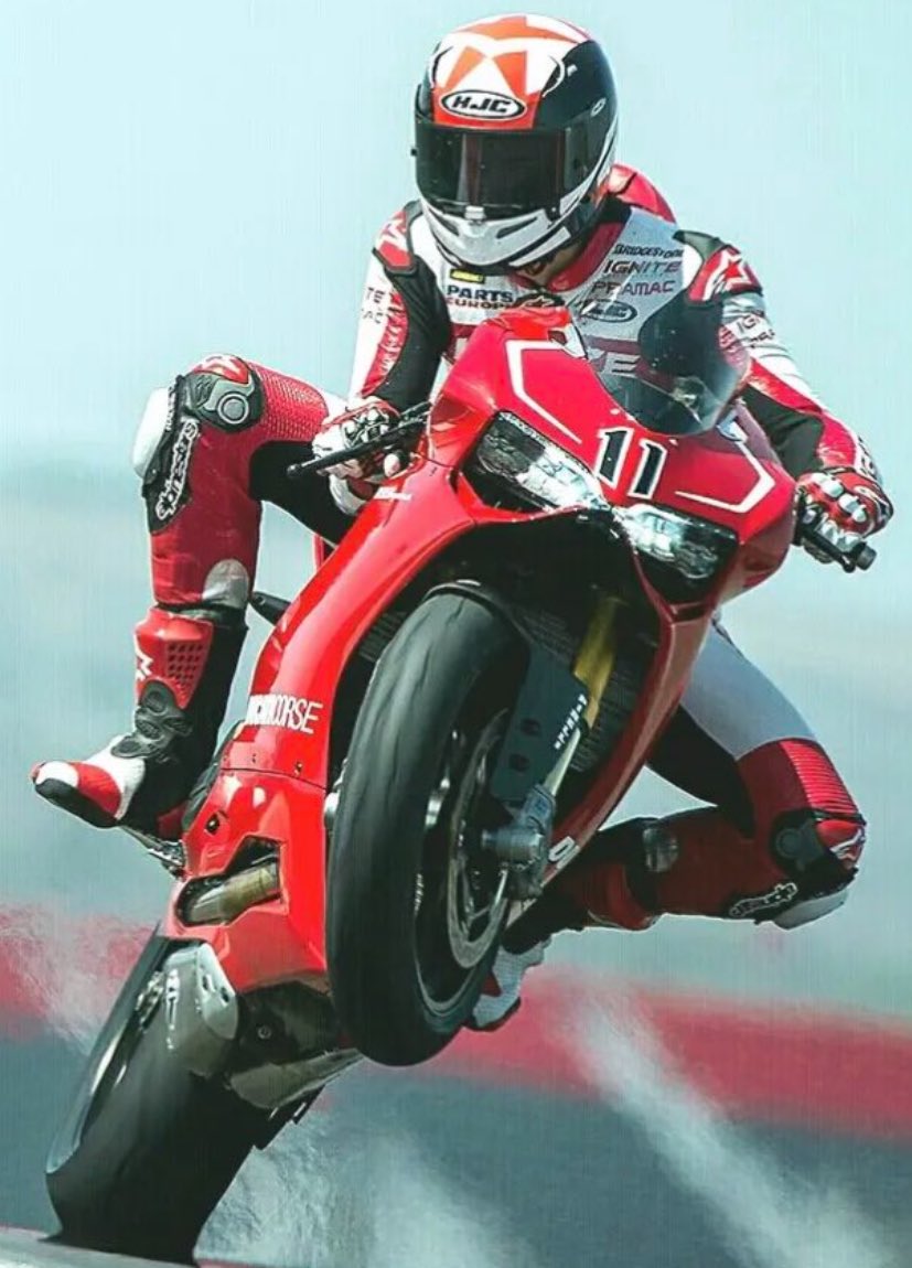 Ben Spies 🇺🇸1️⃣1️⃣🏁
#WheelieWednesday <a href="/BenSpies11/">Ben Spies</a>