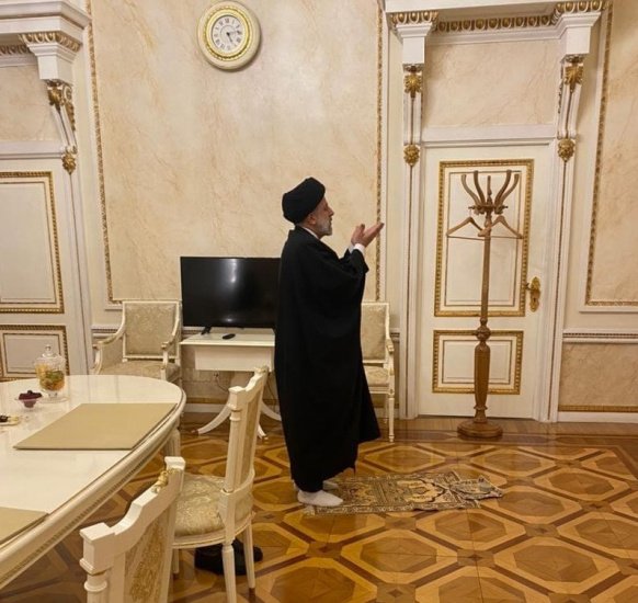 muhammadytabar's tweet photo. تمسخر سُر خوردن پرزیدنت ناراحتت کرده؟
این که چیزی نیست
من یه مشت بیشرفِ حروم‌لقمه میشناسم نماز خوندن شهید رئیسی رو مسخره میکردن https://t.co/pLG3CrAfPf
