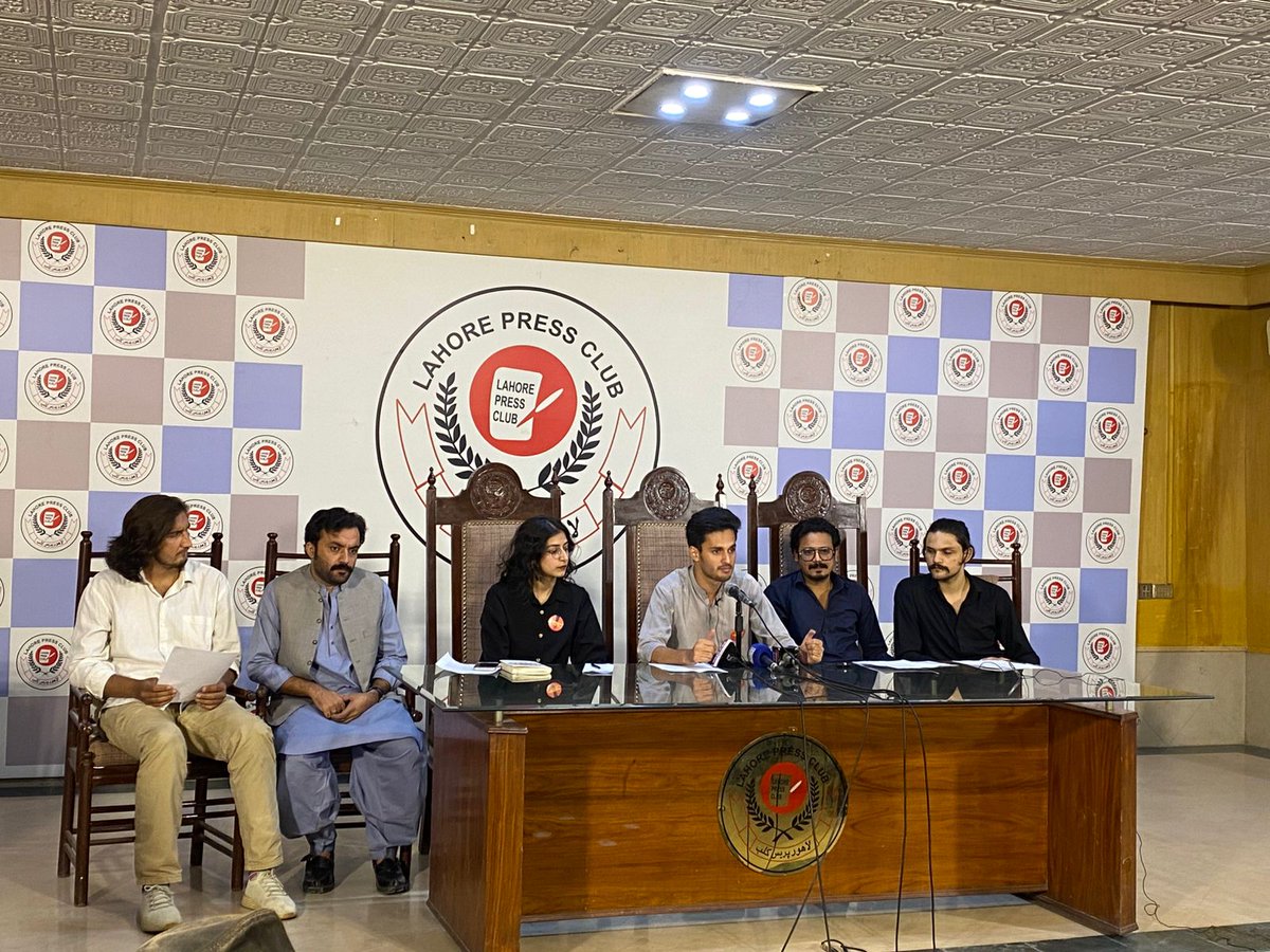لاہور پریس کلب میں پروگریسو سٹوڈنٹس کولیکٹیو اور ریوولیوشنری سٹوڈنٹس فرنٹ کی جانب سے حالیہ طلبہ تحریک، طلبہ پر پولیس تشدد اور آئندہ کے لائحہ عمل پر پریس کانفرنس کی جا رہی ہے