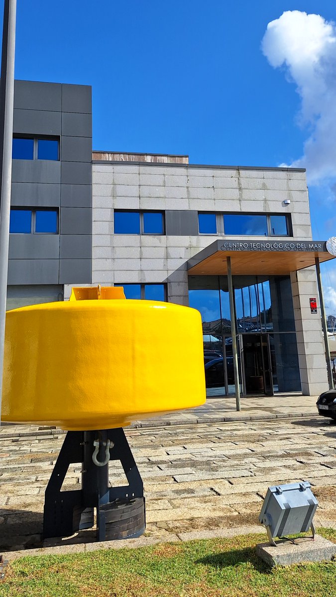 FundacionCETMAR's tweet photo. Ya está en casa la nueva boya del Observatorio Costeiro da @Xunta, que sustituirá a la que flota en la Ría de Muros-Noia. Nuestros compañeros de la #UTMAR trabajarán ahora en su montaje y en dotarla de los equipos necesarios para su función de toma de datos #CienciasMariñasGal https://t.co/vFxfITctDf