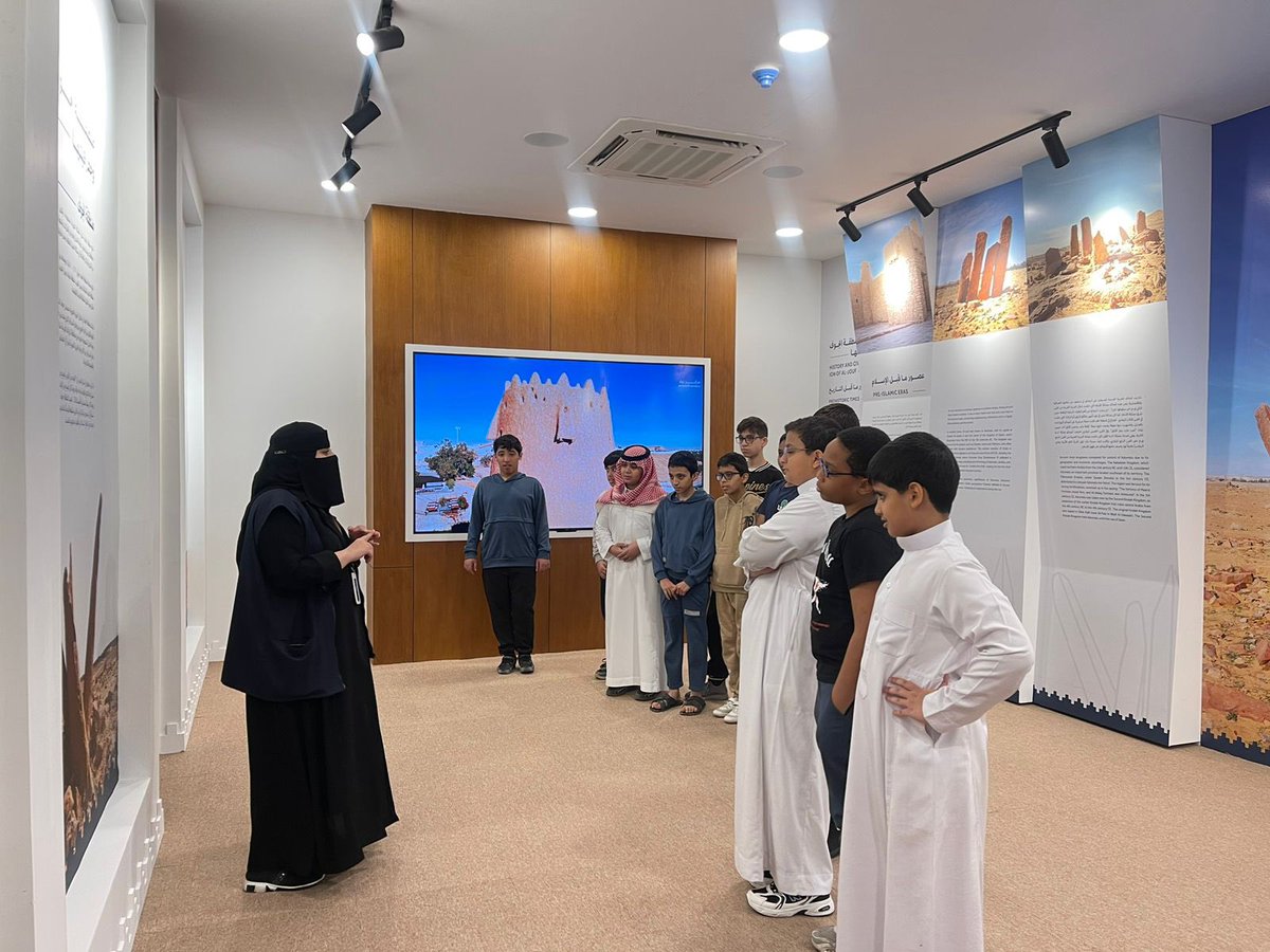 joufschools's tweet photo. لننطلق معاً في رحلات ممتعة في عالم الخيال والتراث لاكتشاف الحضارات والتاريخ والثقافات الغنية في منطقة #الجوف. 

جانب من زيارة طلاب مدارس #الجوف_الأهلية لموقع أعمدة الرجاجيل https://t.co/wshAo2ny9K
