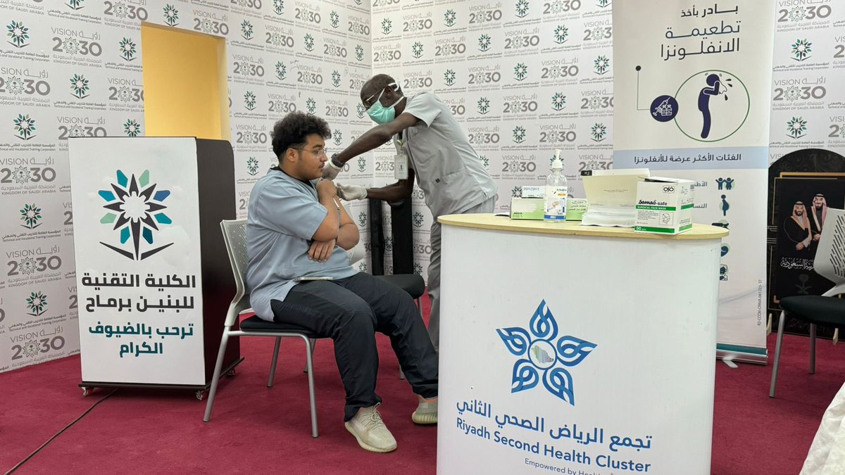 RUMAH_HOSPTTAL's tweet photo. محاضرة عن أضرار التدخين وتأثيره على صحة الطلاب ، قدمها أ. مبارك بن فايز ال عمران مدير مكتب الخدمة الاجتماعية بـ #مستشفى_رماح_العام
إضافة إلى حملة تطعيم ضد
#الانفلونزا_الموسمية لمنسوبي وطلاب كلية التقنية

#تجمع_الرياض_الصحي_الثاني https://t.co/taswaYWfIo