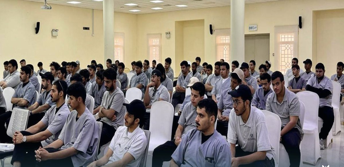 RUMAH_HOSPTTAL's tweet photo. محاضرة عن أضرار التدخين وتأثيره على صحة الطلاب ، قدمها أ. مبارك بن فايز ال عمران مدير مكتب الخدمة الاجتماعية بـ #مستشفى_رماح_العام
إضافة إلى حملة تطعيم ضد
#الانفلونزا_الموسمية لمنسوبي وطلاب كلية التقنية

#تجمع_الرياض_الصحي_الثاني https://t.co/taswaYWfIo