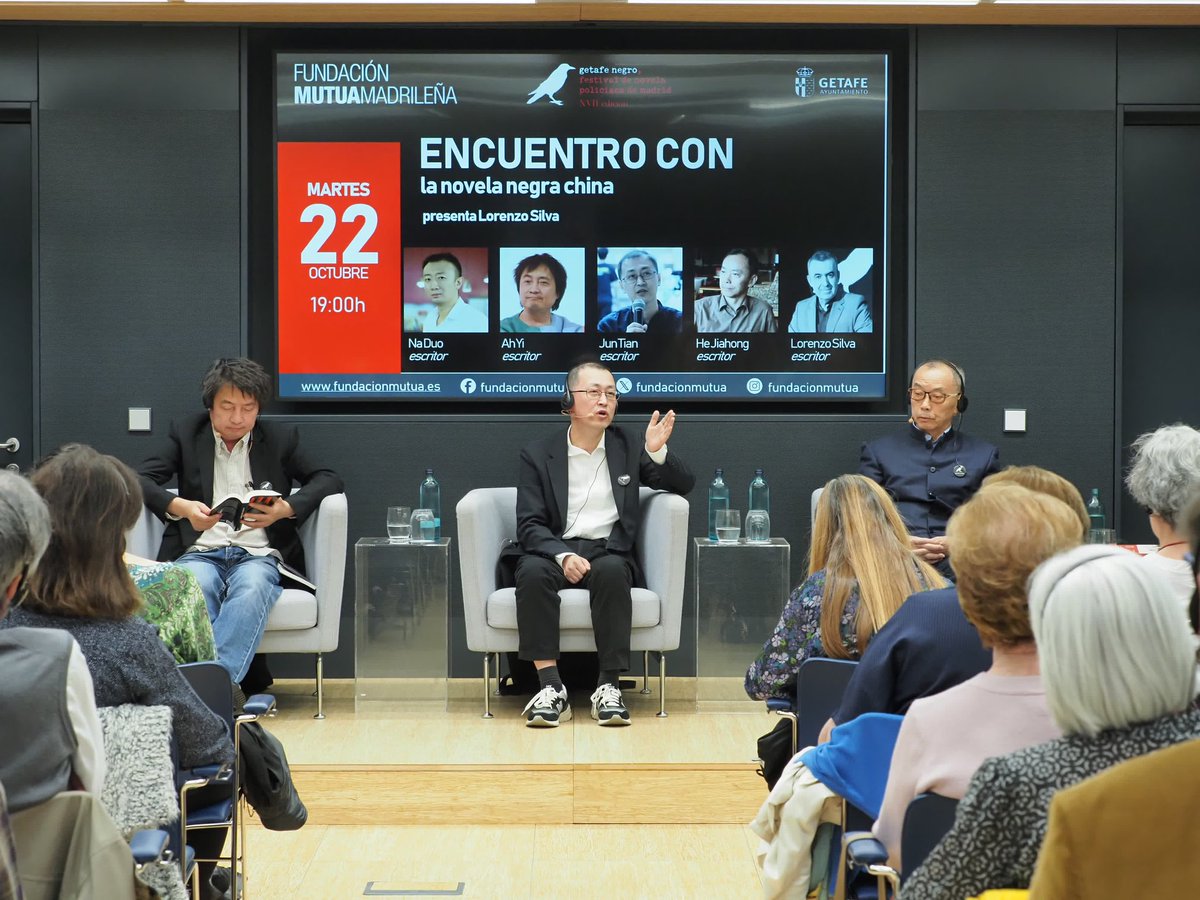 getafenegro's tweet photo. 📸 Más imágenes del encuentro de @VilaSilva con los autores #AhYi #HeJiahong #NaDuo y #JunTian. Nuestro agradecimiento inmenso a @fundacionmutua cómplices y colaboradores fundamentales de #GetafeNegro en está conexión entre la literatura de Oriente y Occidente https://t.co/JqMvPNsBZa