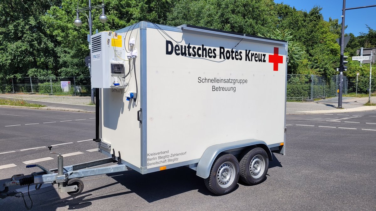 drk_szberlin's tweet photo. Deine Stimme ist gefragt!

„Henry 2.0 - Kälte und Strom aus Sonne und Wind“ hat die Chance den #Publikumspreis #HelfendeHand2024, ausgelobt von @BMI_Bund und @NancyFaeser, zu gewinnen. Dafür benötigen wir jede Stimme! 
@BBK_Bund @drk_berlin #Ehrenamt #DRK

https://t.co/ZsFv2xPcDR https://t.co/k2CLABSOqz