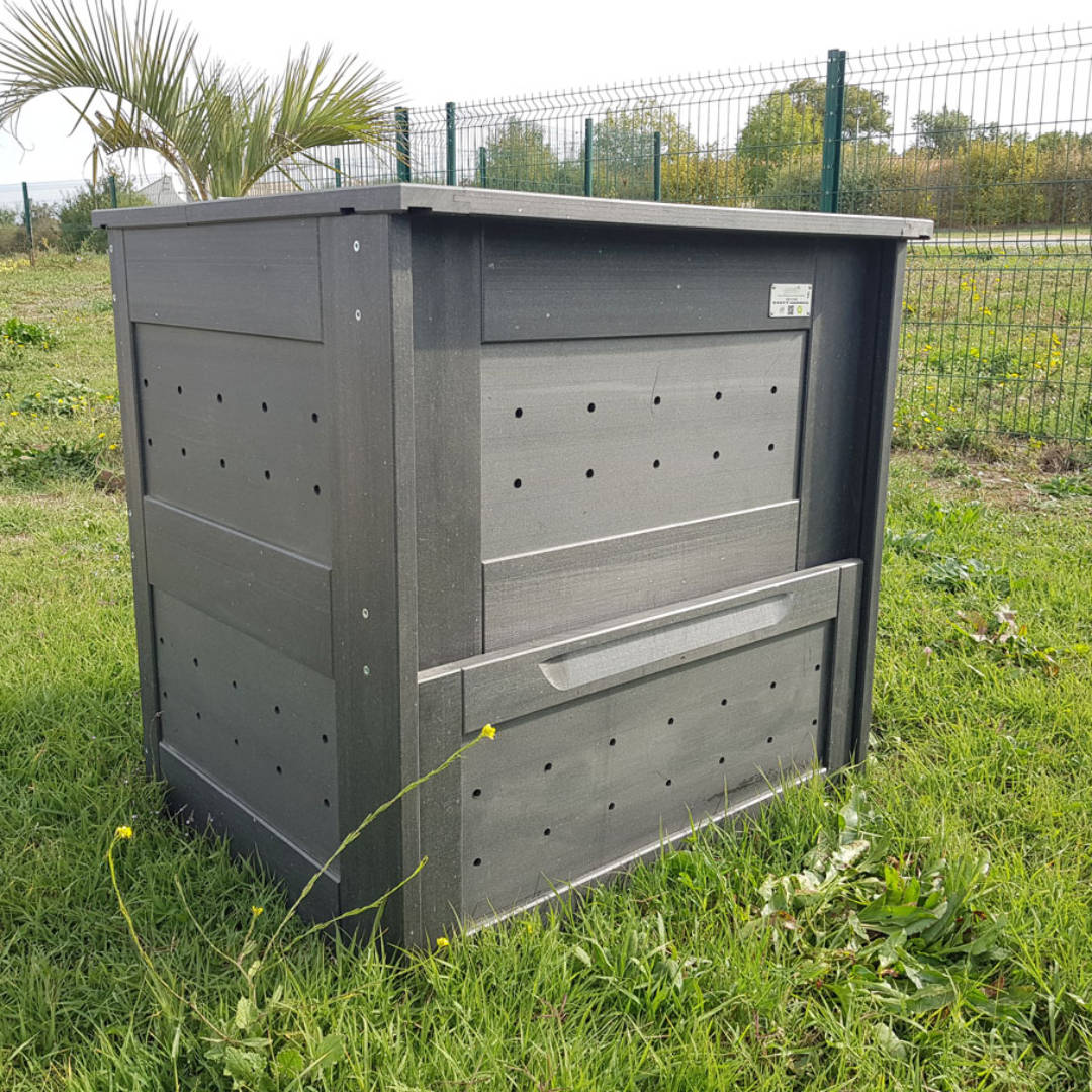 Urban_Ext's tweet photo. Un composteur 100% recyclé à partir de briques alimentaires ? ♻️
Très robuste, il sera idéal pour le tri sélectif dans vos jardins ou vos parcs ✨🏞️🏡
Disponible en 400L ou 800L sur notre site Urban'Ext !
#recycling #composteur #upcycling #mobilierurbain https://t.co/GJw3tnwpPN
