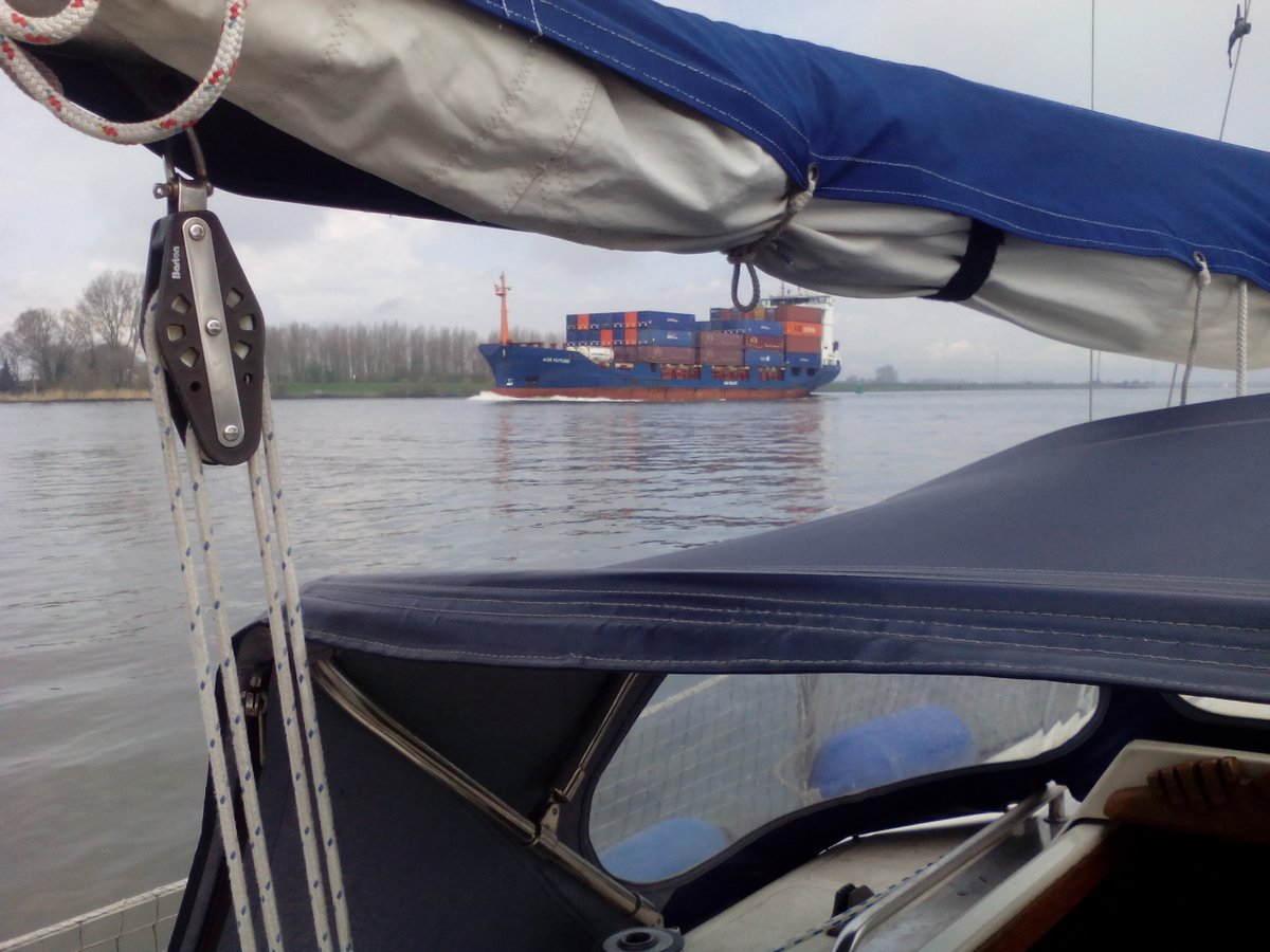 varendoejesamen's tweet image. De #VDJS Vaarvraag okt 2024: 
Op de in bijlage 15A (BPR) genoemde vaarwegen mogen kleine schepen alleen varen als ze beschikken over een motor die klaar is voor onmiddellijk gebruik en waarmee ze tenminste 6 km/u kunnen varen:
A- Door het water
B- Over de grond
C- Volgens de GPS