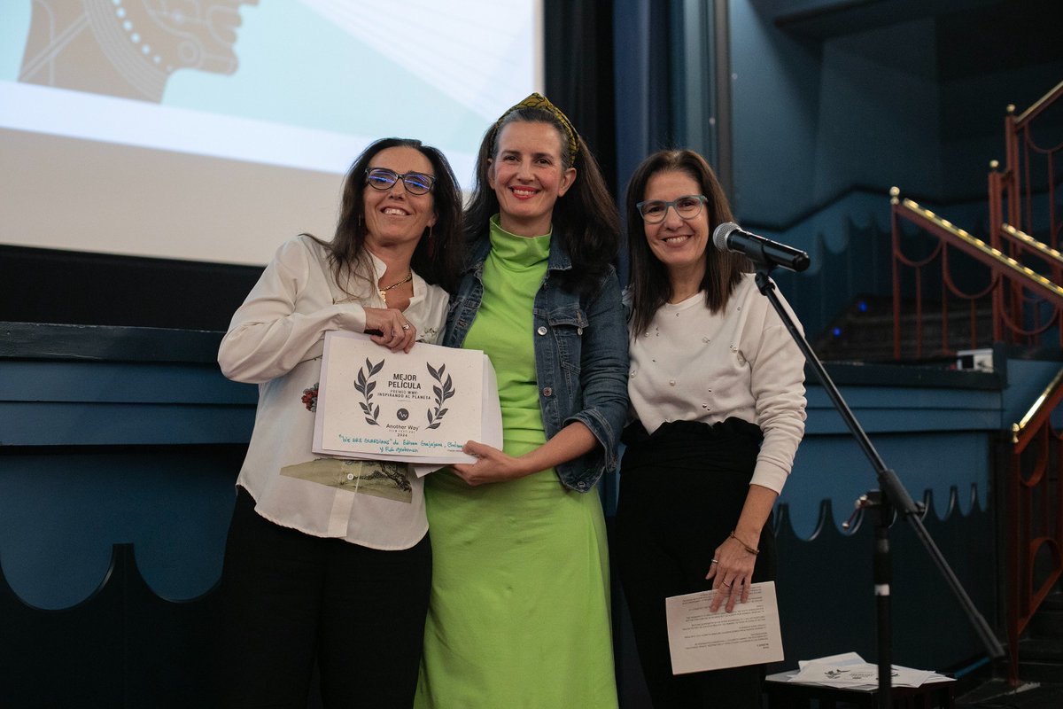 WWF España 🐼 (@wwfespana) on Twitter photo 🎥🌍 Ayer, en el cierre del <a href="/AnotherWayFF/">Another Way Film Festival</a> , desde WWF entregamos el premio "Inspirando al planeta" al conmovedor documental 'We are guardians' de Edivan Guajajara, Chelsea Greene y Rob Grobman.
Este documental retrata la lucha de diversos grupos nativos por salvar lo que queda 🎥🌍 Ayer, en el cierre del <a href="/AnotherWayFF/">Another Way Film Festival</a> , desde WWF entregamos el premio "Inspirando al planeta" al conmovedor documental 'We are guardians' de Edivan Guajajara, Chelsea Greene y Rob Grobman.
Este documental retrata la lucha de diversos grupos nativos por salvar lo que queda