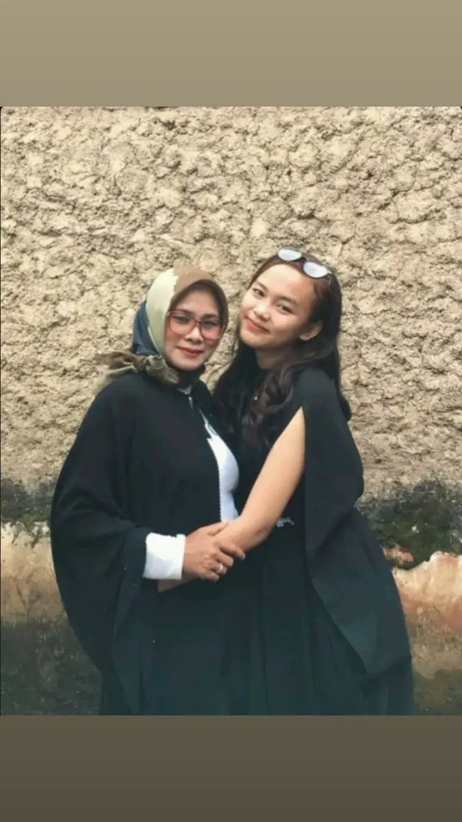 SriBeken's tweet photo. Bersama Anak gadisku,,semoga sehat selalu,, Aamiin yra 🤲🤗🥰 https://t.co/5GPtSj6ZI7