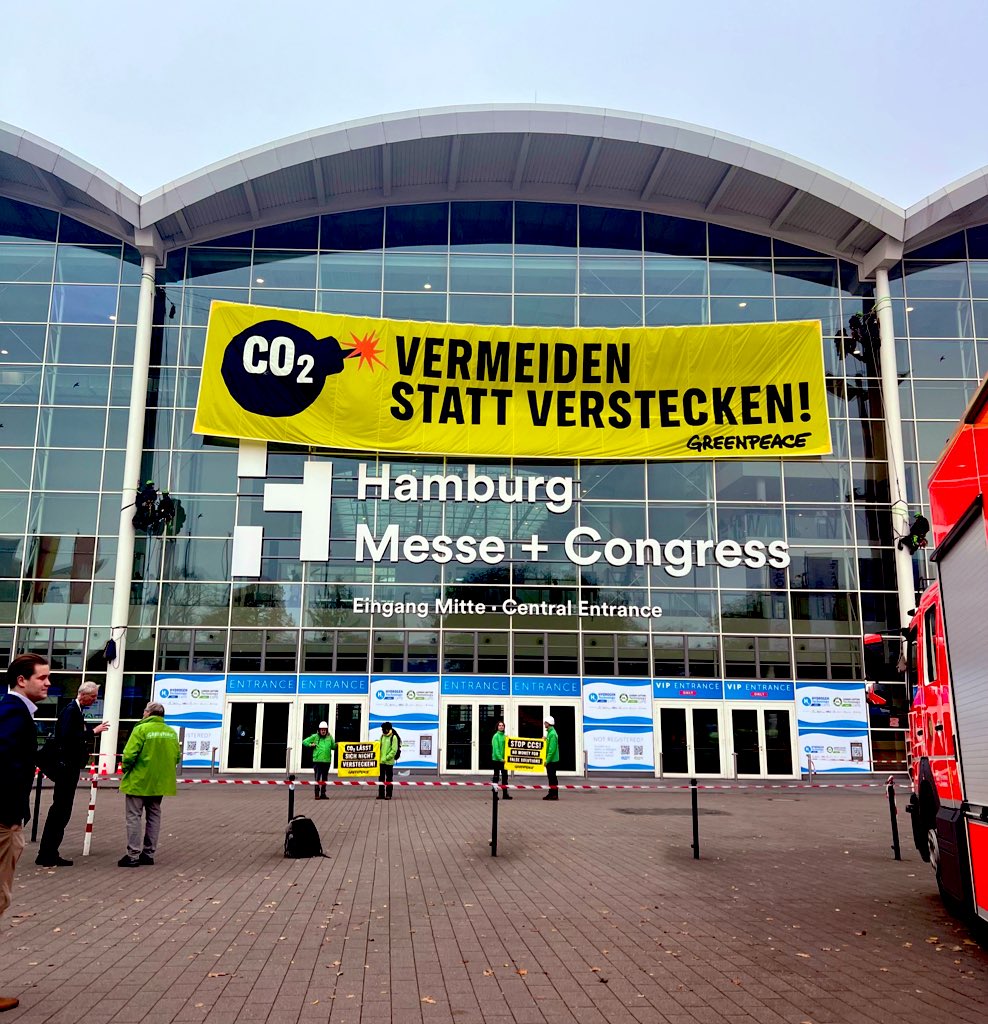 Today at #HTE2024 #CCTE2024 <a href="/greenpeace_de/">Greenpeace e.V.</a> activists highlighted a problem that is talked about far too little: #CCS is a dangerous delay tactic used by the fossil fuel industry to continue business as usual &amp; simultaneously divert urgent resources from clean renewable energy.