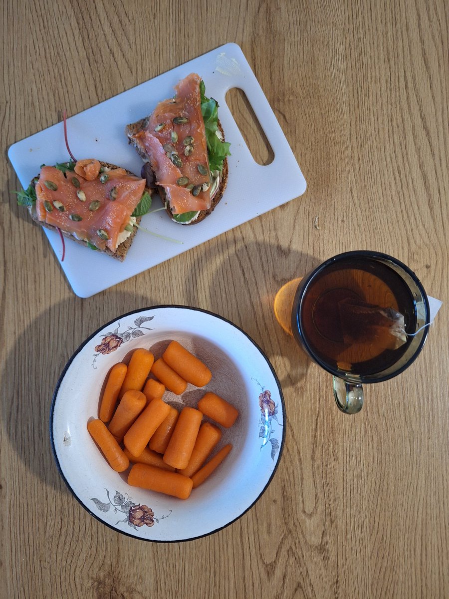 PaulAndJet's tweet image. Обед: моровка и тосты с лососом, руколой, тревожным сыром и тыкв сем.

#ЕдимДома