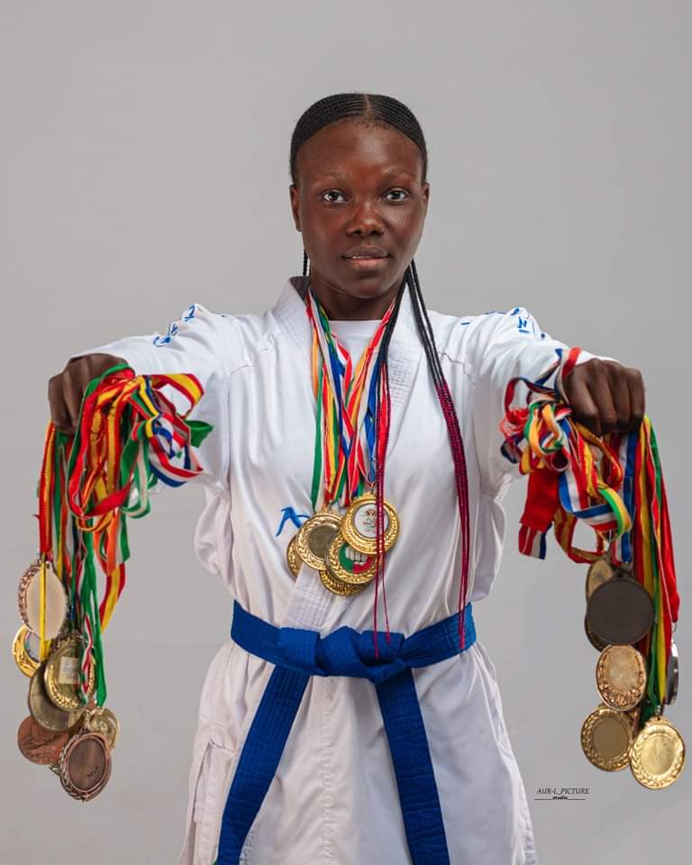 Une chose est d'être championne 🥇
L'autre chose est de conserver son titre de championne 👑.
Pour y arriver, il faut l'implication de tout un staff, de Fédération, du Comité Exécutif, des arbitres et surtout des médias ✨️.
Le processus est long #SportFéminin
