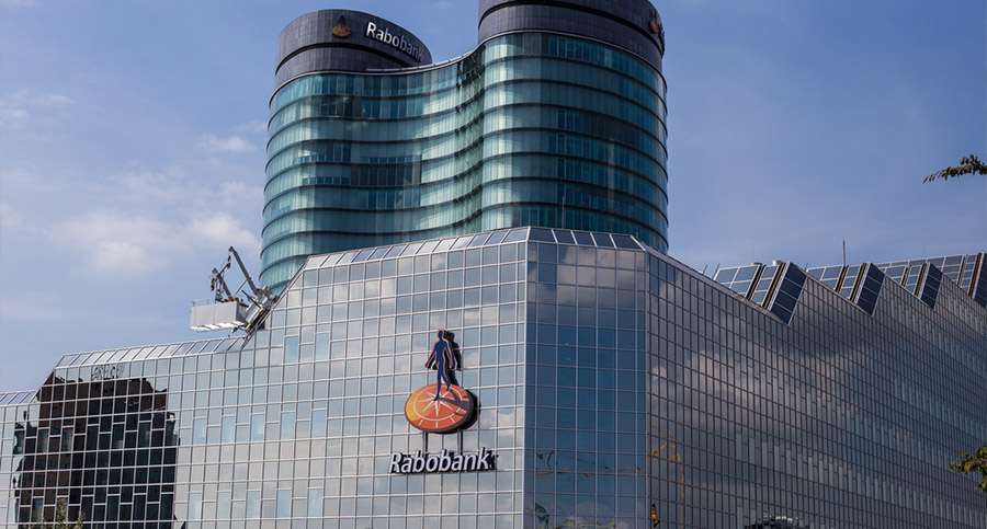 Rabobank ontvangt petitie vanwege investeringen in vee-industrie tinyurl.com/ew5n5p3z Namens World Animal Protection Nederland overhandigde algemeen directeur Dirk-Jan Verdonk de petitie aan Aafke Keizer (Chief Sustainability Officer bij Rabobank).