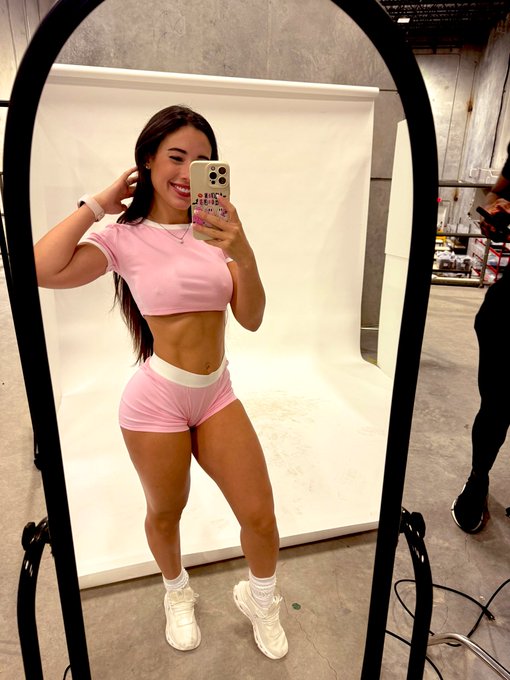 3 pic. I used to hate photo shoots but now … I love them ! It was so fun shooting for pcheebum ! https://t