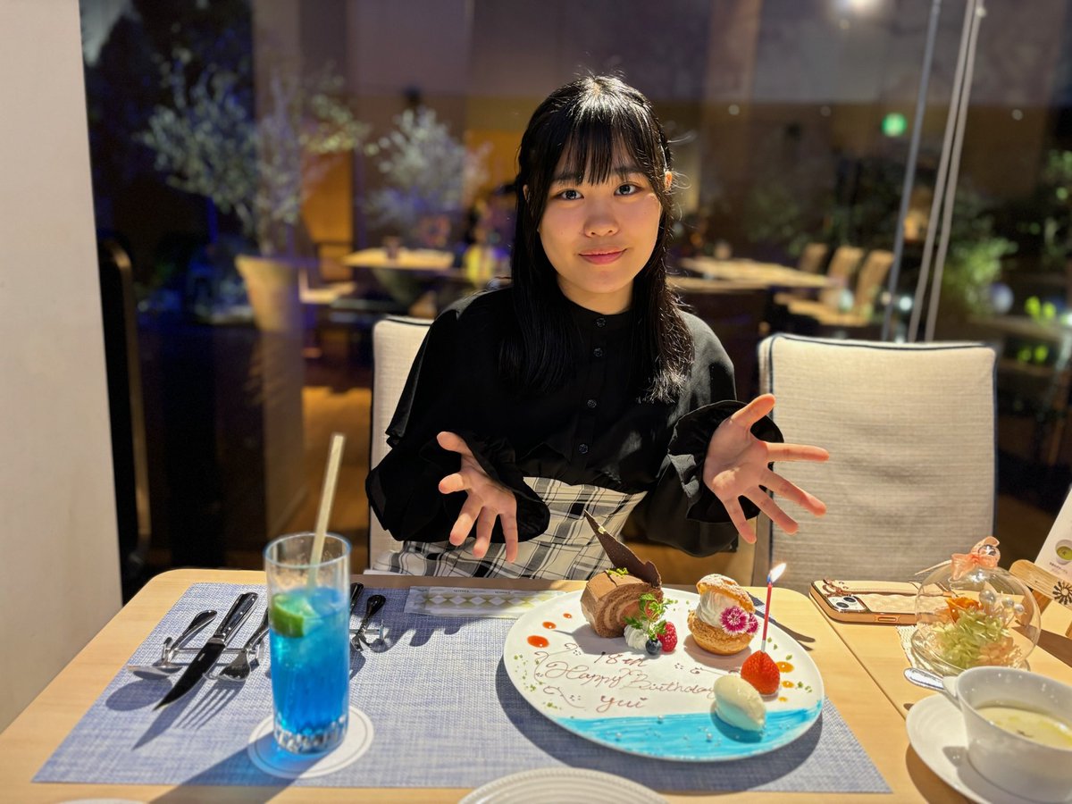 yui_s1023's tweet image. 18歳になりました！

今日の夜はお母さんと一緒にディナーに来ました！プレートも用意してくれてて嬉しかったです💓

これからも自分らしく、日々成長できるように頑張ります👐🏻

 #Angelpro