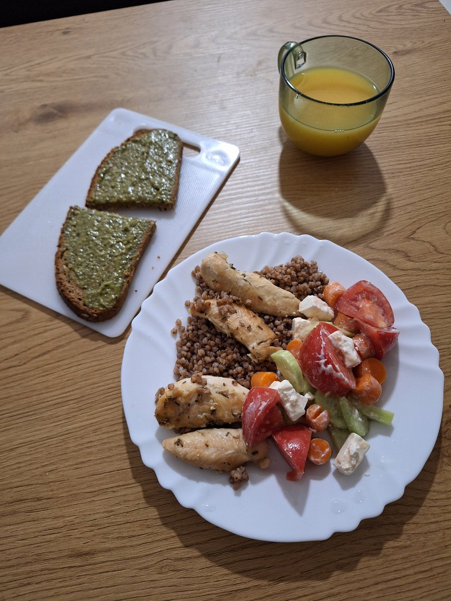 PaulAndJet's tweet image. Ужин: 
Грудка с гречей, тосты с песто, салат парадайз краставац , шаргарепе и фета 
#ЕдимДома