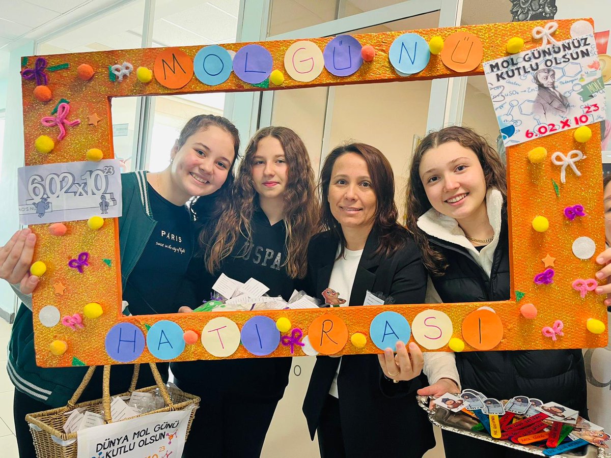 Her yıl 23 ekim tarihinde avogadro mol günü olarak kimyacılar ve kimya öğrecileri tarafından kutlanıyor. Anadolu Lisesi 9. ve 10.sınıf öğrencilerimiz etkinlik kapsamında tüm öğretmen ve öğrenci arkadaşları ile kutlamaları gerçekleştirdiler.<a href="/binici_yesim/">Yeşim Binici Köseoğlu</a>
<a href="/hseyindass/">hüseyin daş</a> <a href="/DogaOkullari/">Doğa Koleji</a>