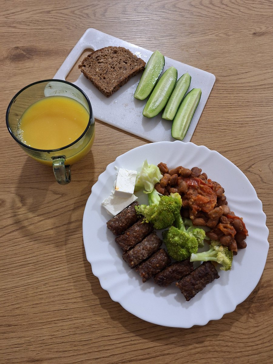 PaulAndJet's tweet image. Обед:
Чевапы, пасуль тушёная с парадайзом, брокколи на пару, огурец, хлеб, фета
#ЕдимДома