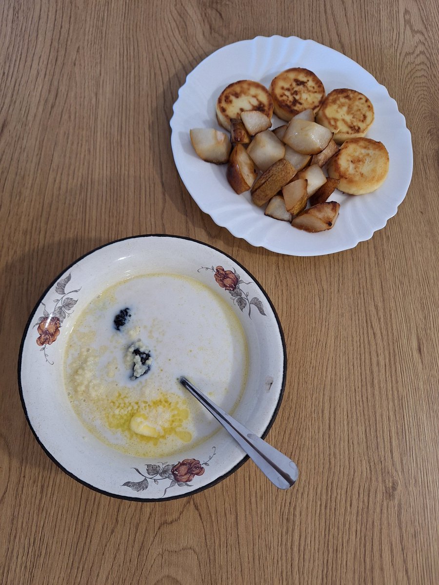 PaulAndJet's tweet image. И сегодняшний завтрак:
Кускус каша с черносливом и маслом сливочным, сырники, жареная груша 
#ЕдимДома