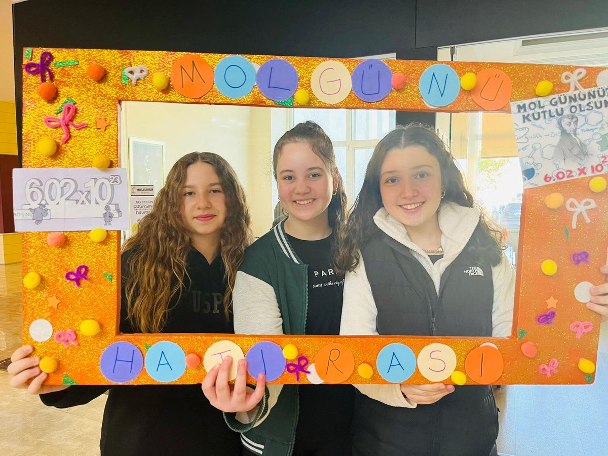 Her yıl 23 ekim tarihinde avogadro mol günü olarak kimyacılar ve kimya öğrecileri tarafından kutlanıyor. Anadolu Lisesi 9. ve 10.sınıf öğrencilerimiz etkinlik kapsamında tüm öğretmen ve öğrenci arkadaşları ile kutlamaları gerçekleştirdiler.<a href="/binici_yesim/">Yeşim Binici Köseoğlu</a>
<a href="/hseyindass/">hüseyin daş</a> <a href="/DogaOkullari/">Doğa Koleji</a>