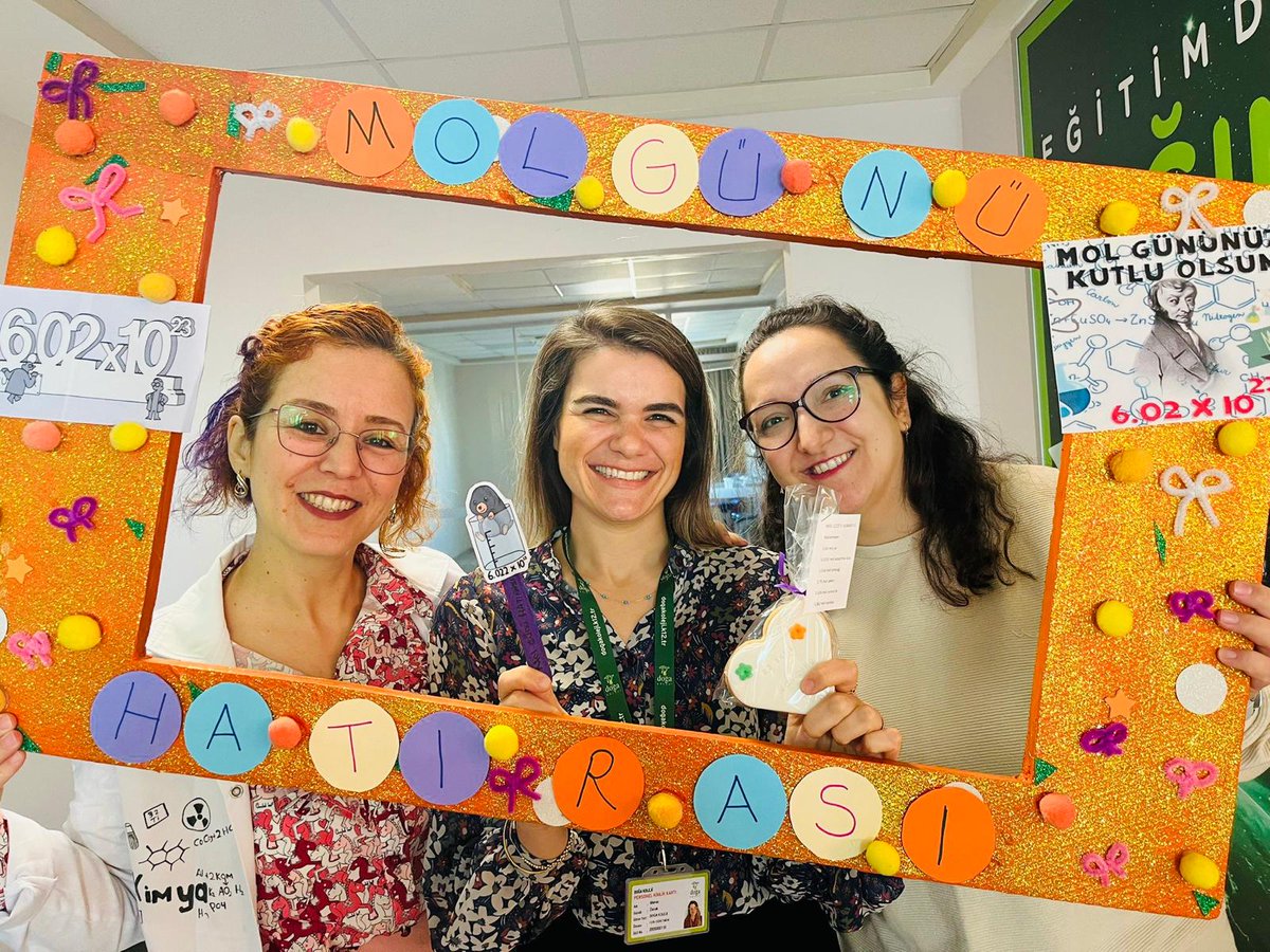 Her yıl 23 ekim tarihinde avogadro mol günü olarak kimyacılar ve kimya öğrecileri tarafından kutlanıyor. Anadolu Lisesi 9. ve 10.sınıf öğrencilerimiz etkinlik kapsamında tüm öğretmen ve öğrenci arkadaşları ile kutlamaları gerçekleştirdiler.<a href="/binici_yesim/">Yeşim Binici Köseoğlu</a>
<a href="/hseyindass/">hüseyin daş</a> <a href="/DogaOkullari/">Doğa Koleji</a>