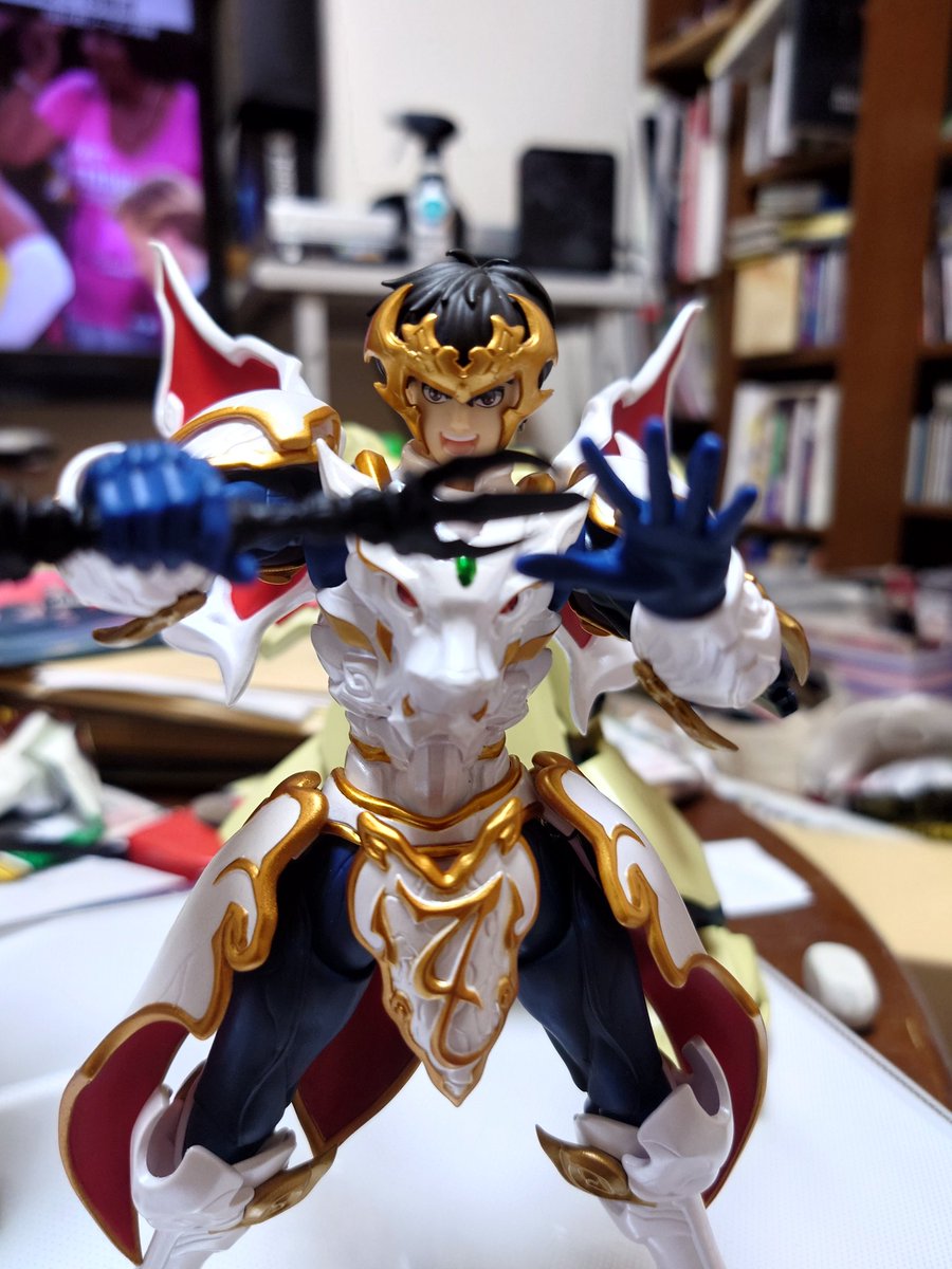 アビラウンケン、ケンケラケンケン
たりらりらーのこにゃにゃちは♪
修羅魔破拳!!
と言うわけで、最新技術で発売された修羅王シュラトです。
プラモデル扱いですが、某B社の神話シリーズと同じようなスタイルです。
いや、夜叉王ガイ欲しくなるわー