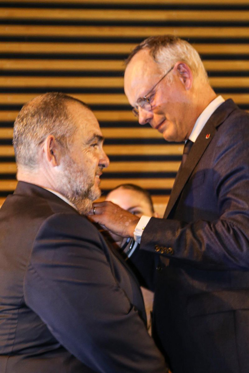 9 octobre 2024, <a href="/HorizonsLeParti/">Horizons</a> fêtait ses 3 ans !

Ce même jour, j’avais l’immense honneur de recevoir l’ordre national du Mérite  des mains de <a href="/EPhilippe_LH/">Edouard Philippe</a> homme d’Etat et d’exception !

Au travers cette distinction, c’est l’Ecole et tous ses usagers qui ont été célébrés.